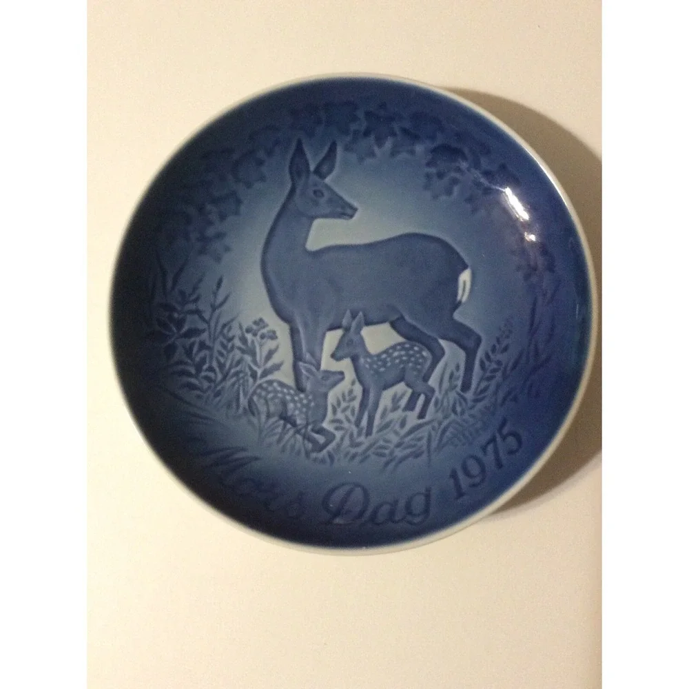B & G Copenhagen Denmark 1975 Blue White Collector Plate Mother Deer And Fawns